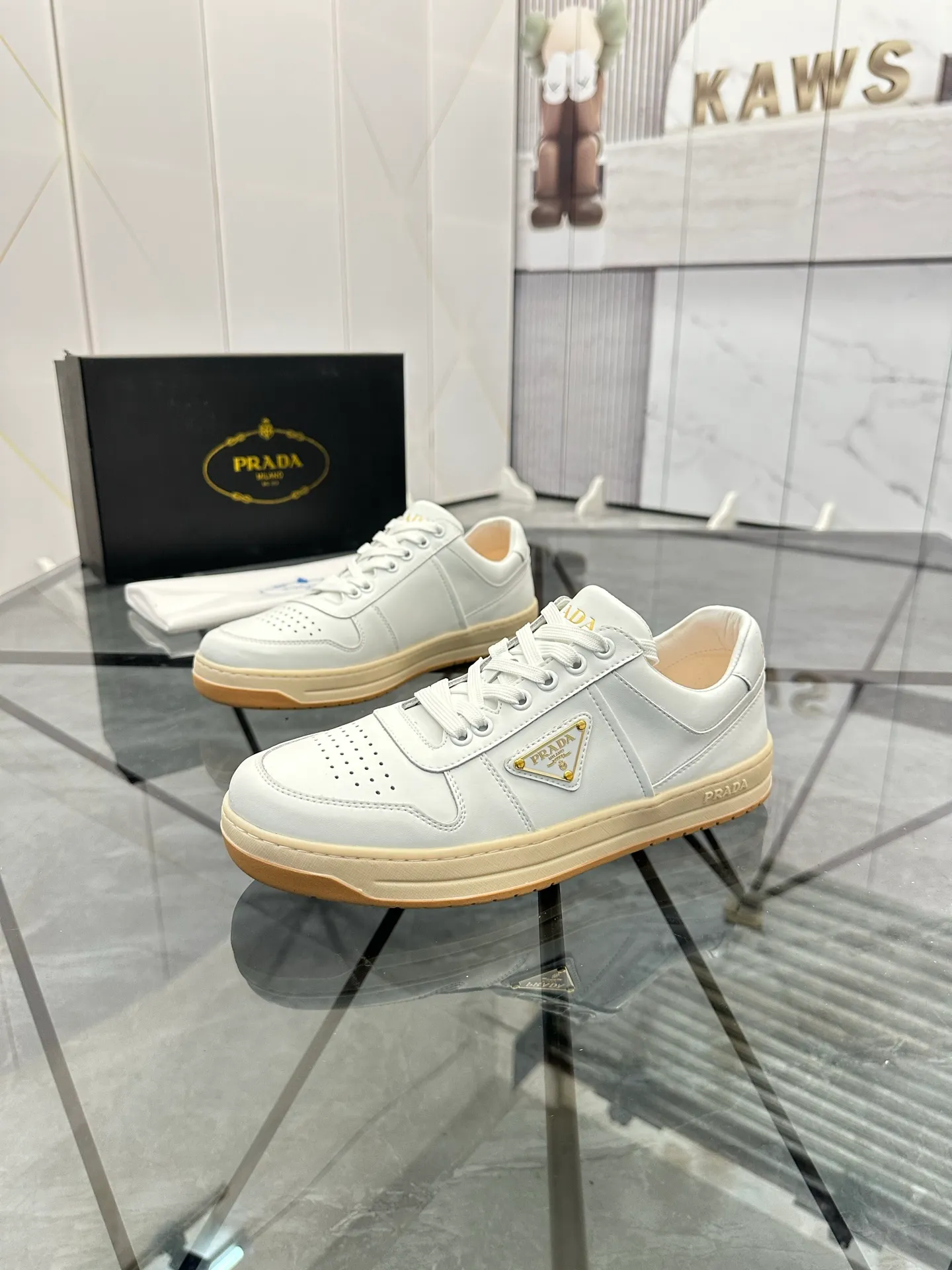 Men's shoes: 💰P400¥ Product trademark: Prada *"Prada*" low-top casual shoes Regular size: 38-44 (can be customized to 45) Product materials: imported cowhide upper, sheepskin lining, original outsole. Number: 020